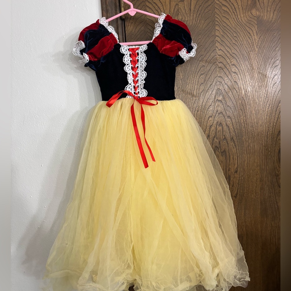 Trish Scully child Snow White costume with matching size 6 flats